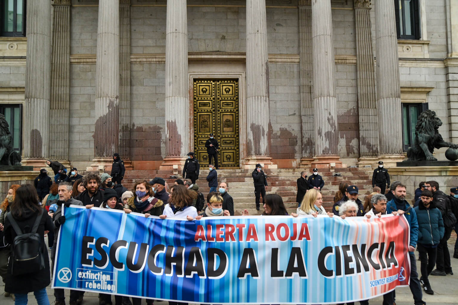 Científicas Rebeldes frente al Congreso de los Diputados. Foto de Rodri Mínguez.
